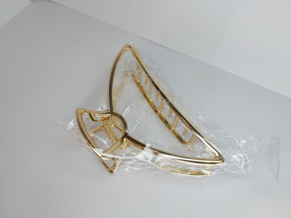 Заколка-краб для волос женская. Металл. Цвет  золото. Усиленная. Подходит для всех типов волос. Надежно держит прическу.