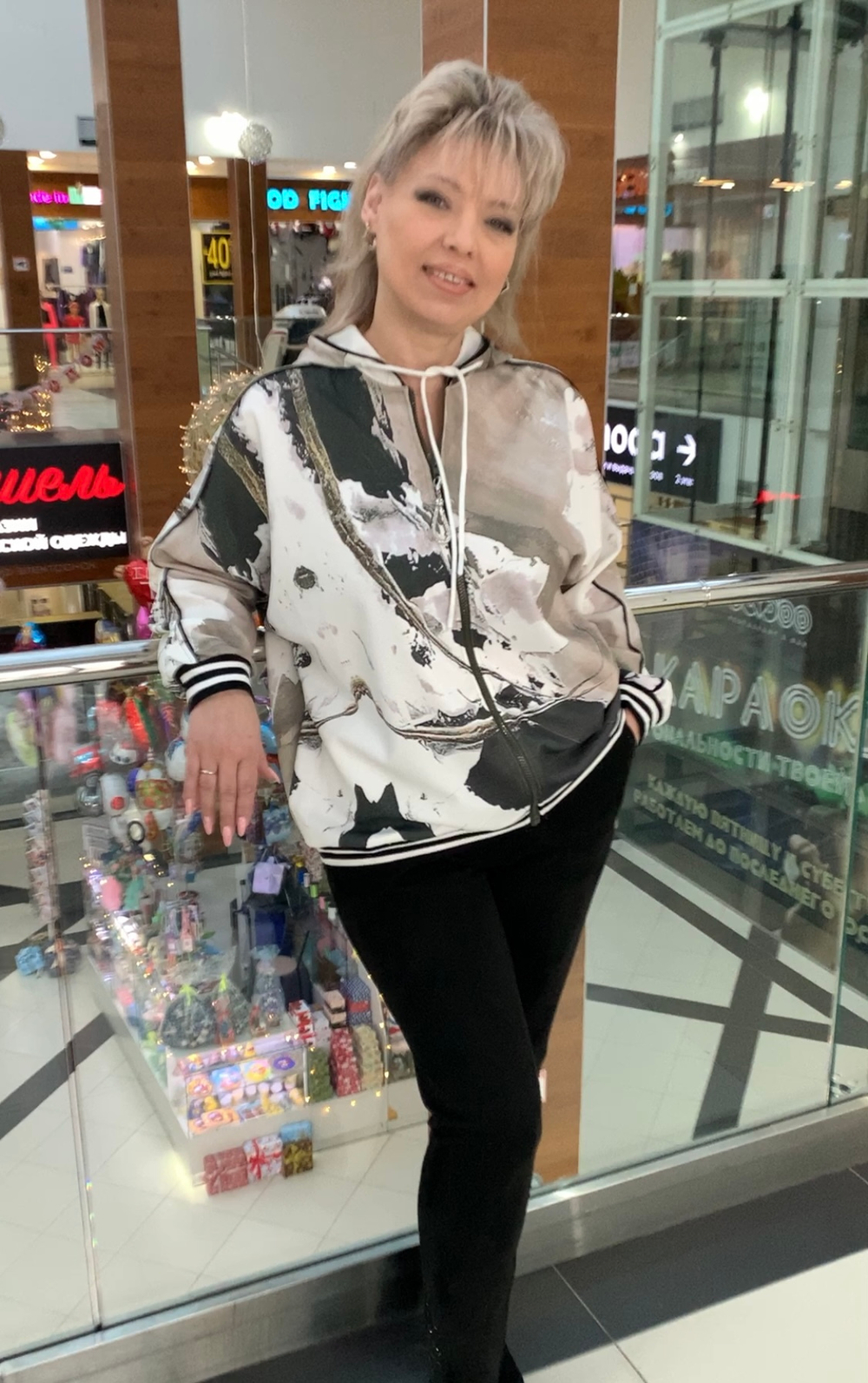 Светлый трикотажный жакет-бомбер с капюшоном