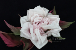 Брошь нюдовая роза из шелка