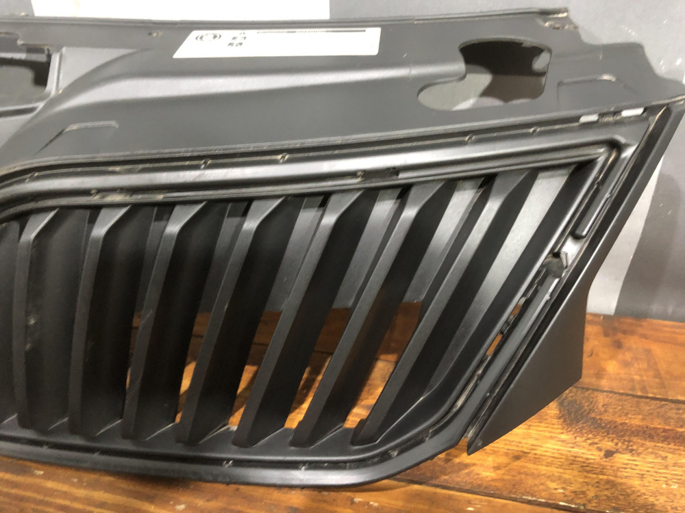 Решетка радиатора Skoda Rapid 1 12-20 Б/У Оригинал 5JA853668