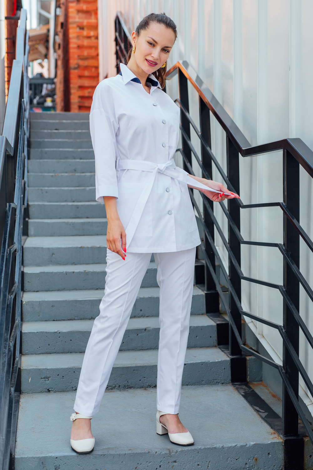 Белая блуза с темно-синей отделкой/ с синей вставкой/воротник рубашечный/ с карманами