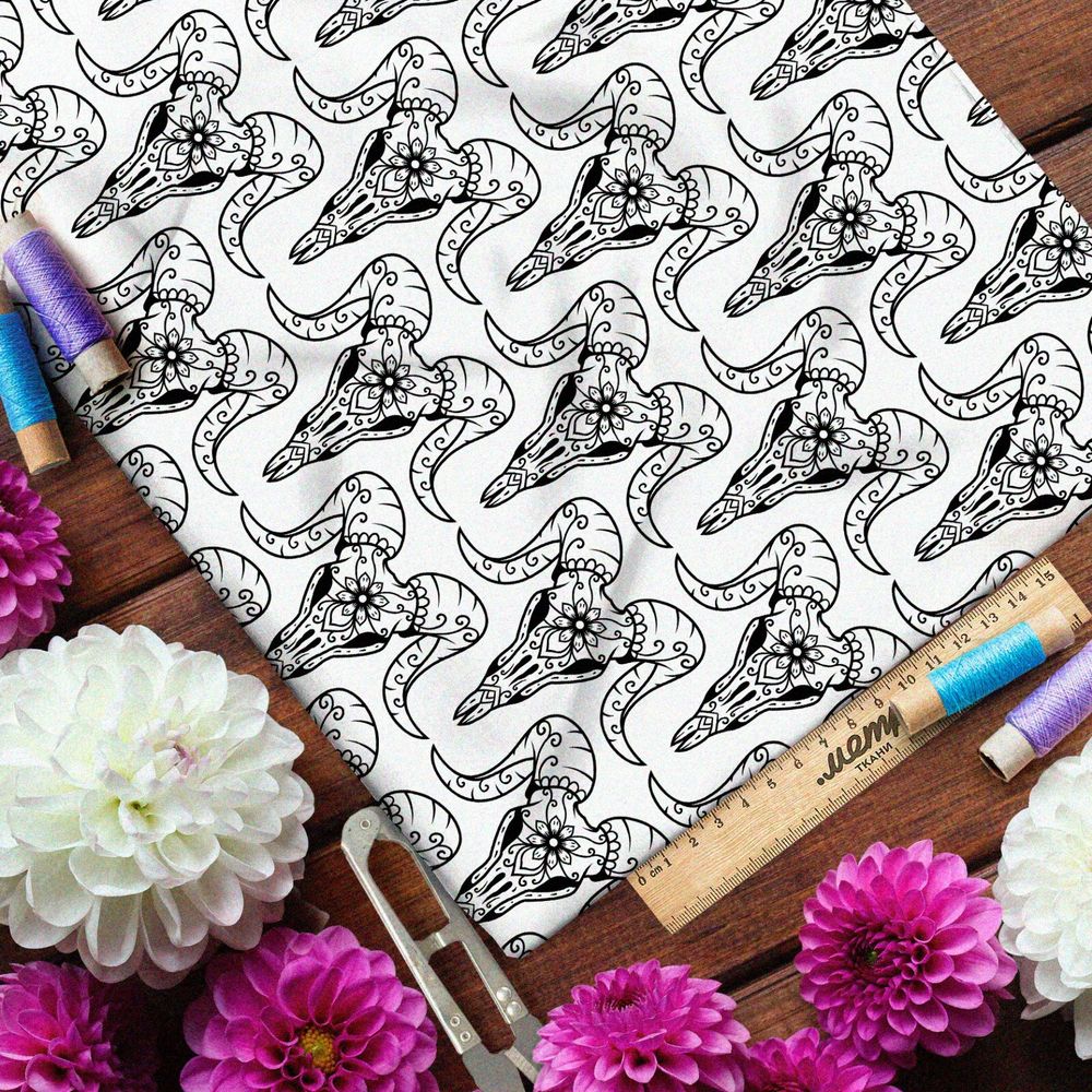 Ткань габардин сахарные козьи черепа на белом фоне