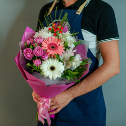 Сборный букет с герберами в розовом оформлении