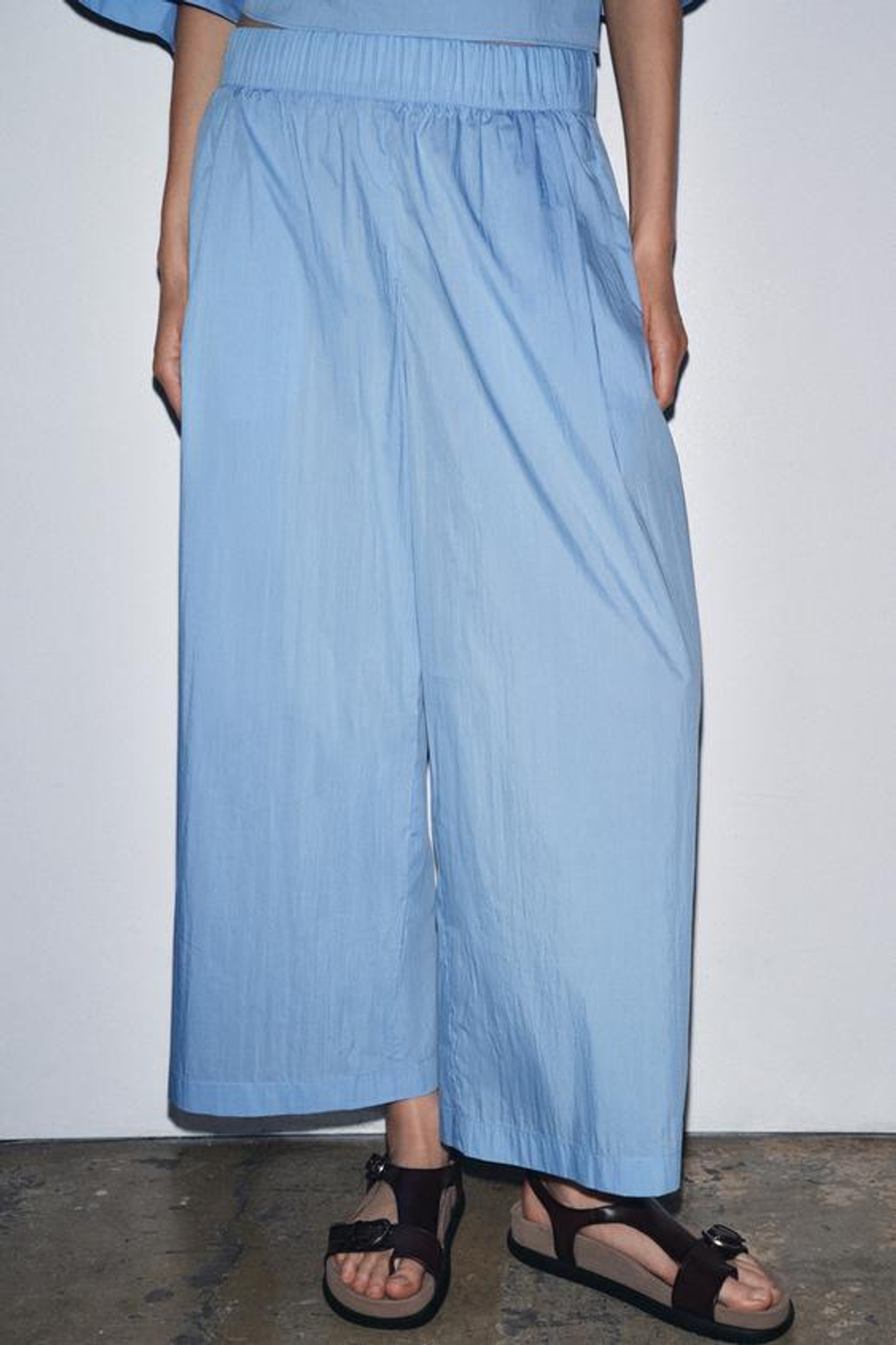 ZARA БРЮКИ ИЗ ПОПЛИНА С ЗАЩИПАМИ — ZW COLLECTION, СИНИЙ