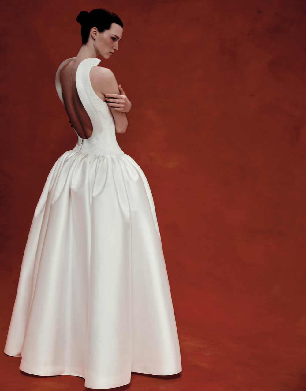 Платье макси из крепа и атласа с объемной юбкой