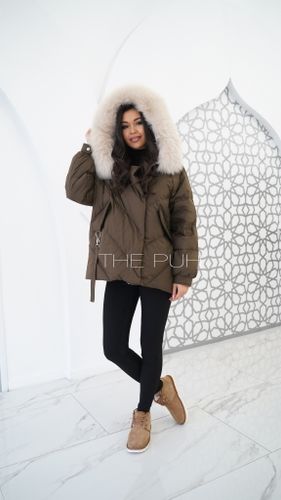 Короткий коричневый пуховик с меховым капюшоном