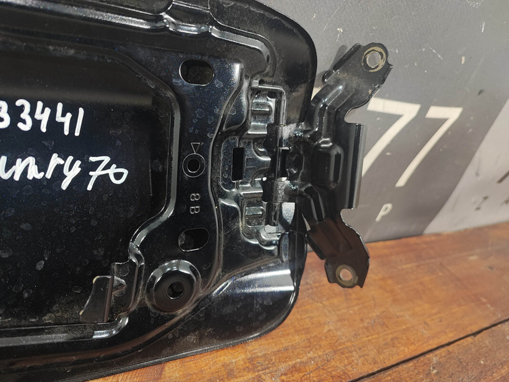 Лючок бензобака Toyota Camry (XV70) 17-нв Б/У Оригинал 7735033230