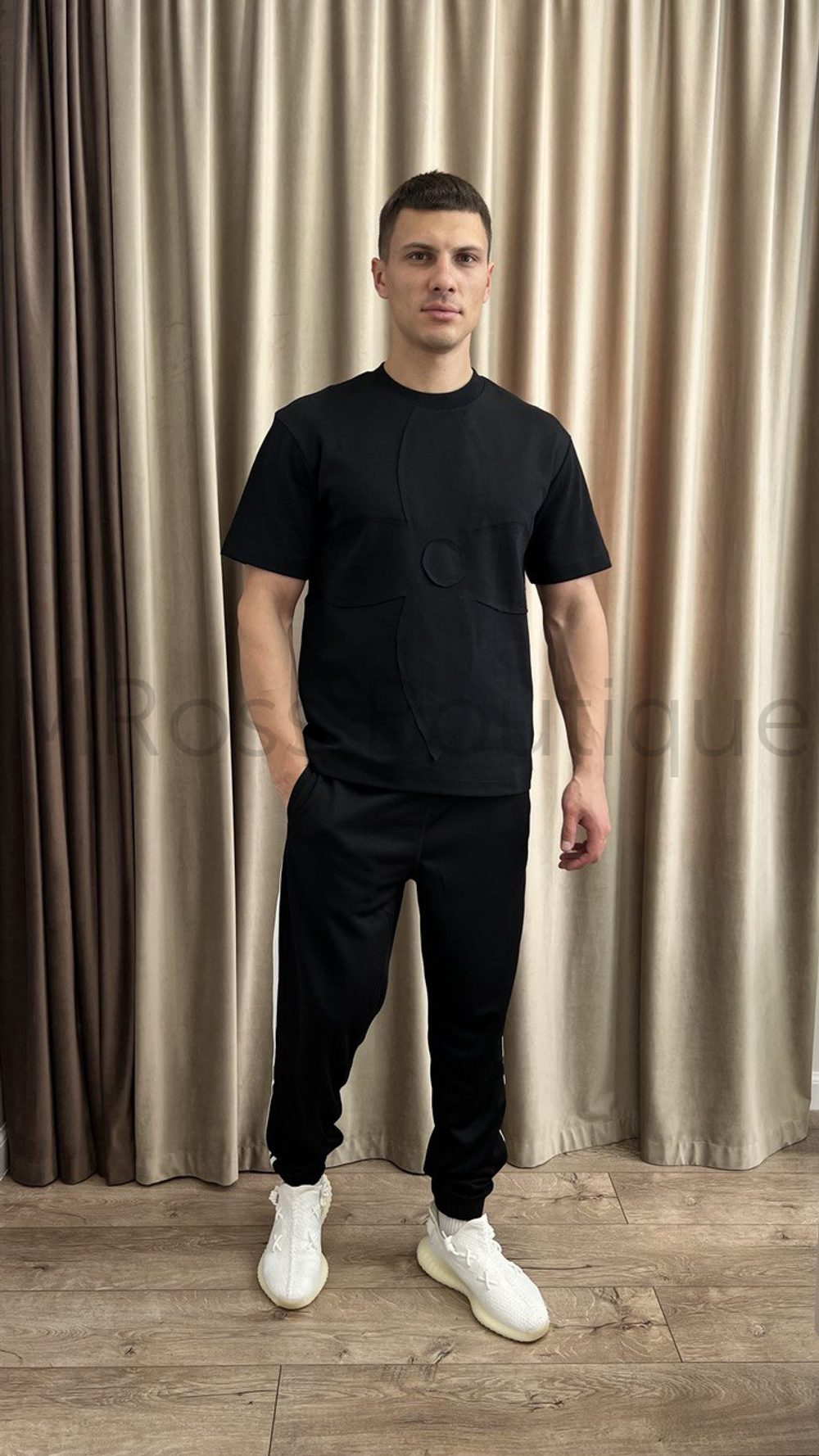 Черная футболка Луи Виттон (Louis Vuitton) оригинального качества в премиум классе выполнена из мягкого плотного джерси с нашивкой большого брендового цветка спереди. Футболка унисекс кроя оверсайз.