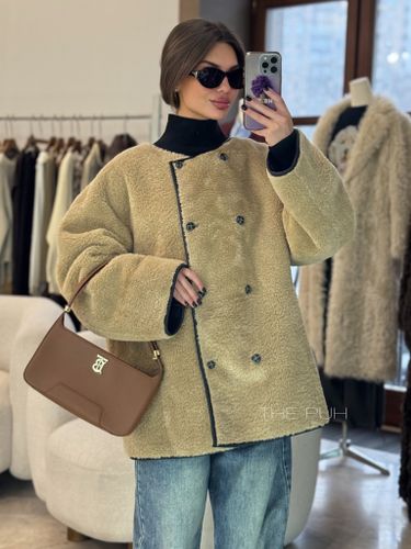 Двусторонняя куртка из эко-меха бежевого цвета