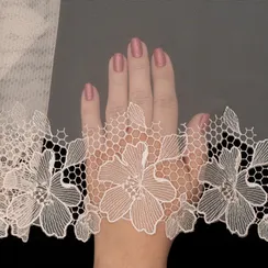 Вышивка на сетке бежевая (левая) 21 см