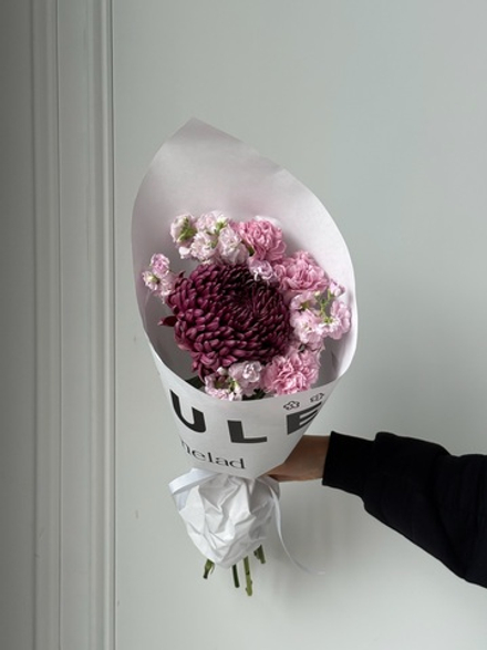 Кулек из одноголовой хризантемы, маттиолы и диантусов