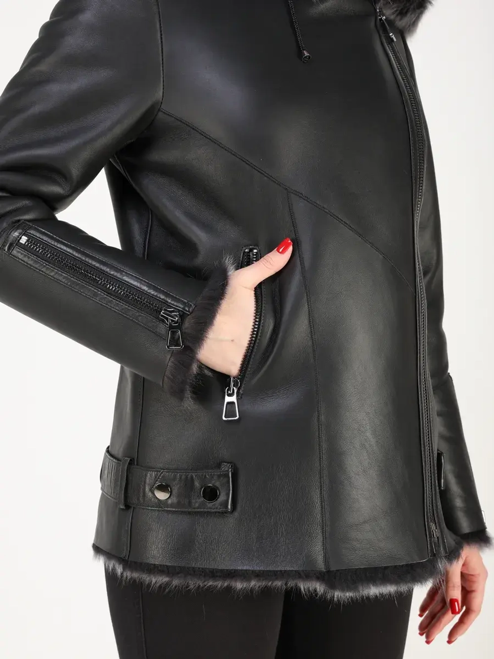 Дубленка зимняя натуральная с капюшоном короткая