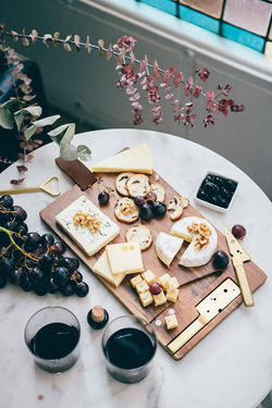 Доска и 2 ножа для нарезки сыра  Cheeseporn