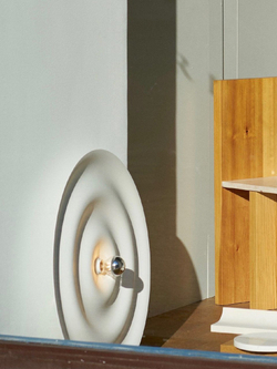 Современный настенный светильник с плавными волнообразными формами