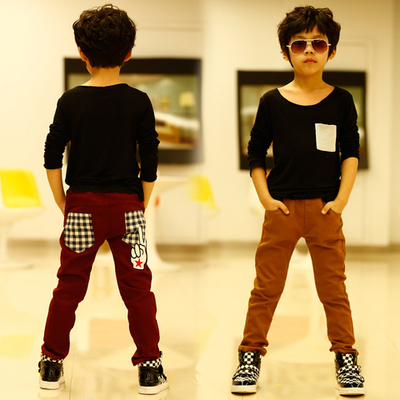 Брюки с задними карманами в клетку и аппликацией