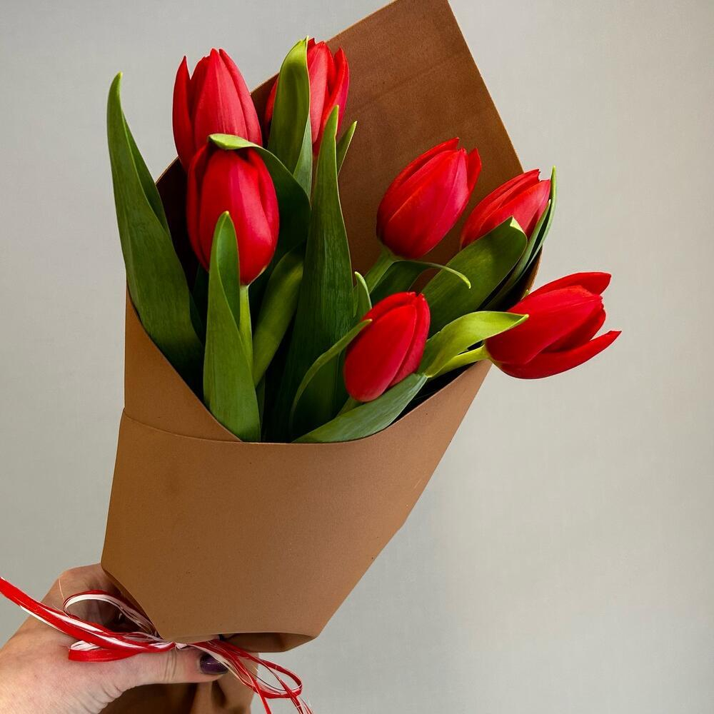 Букет из 7 тюльпанов в крафте