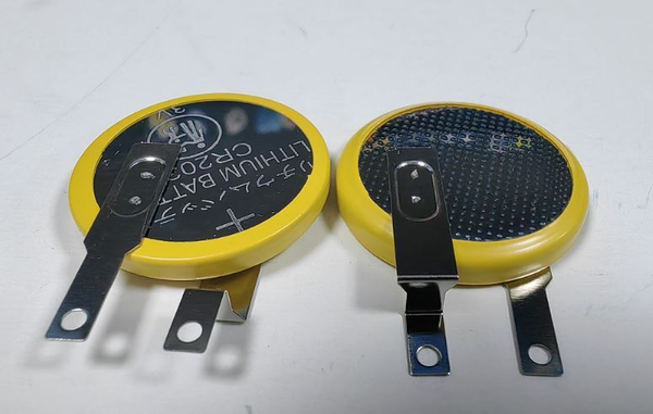 Элементы питания типа "таблетки " CR с ножками оптом