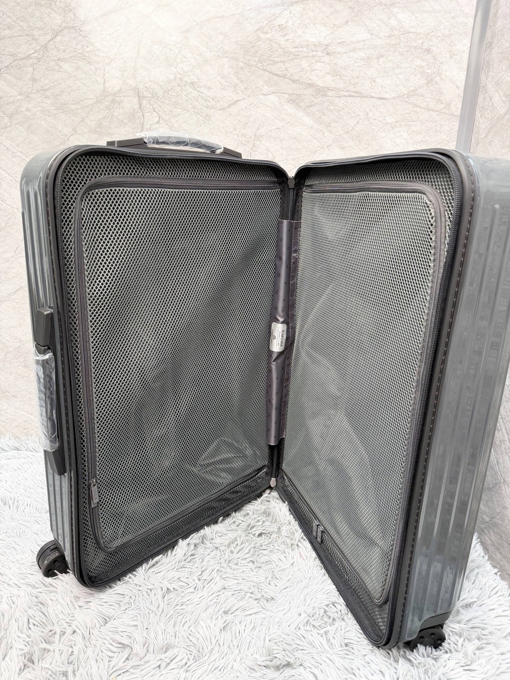 Дорожный чемодан Rimowa Essential Lite