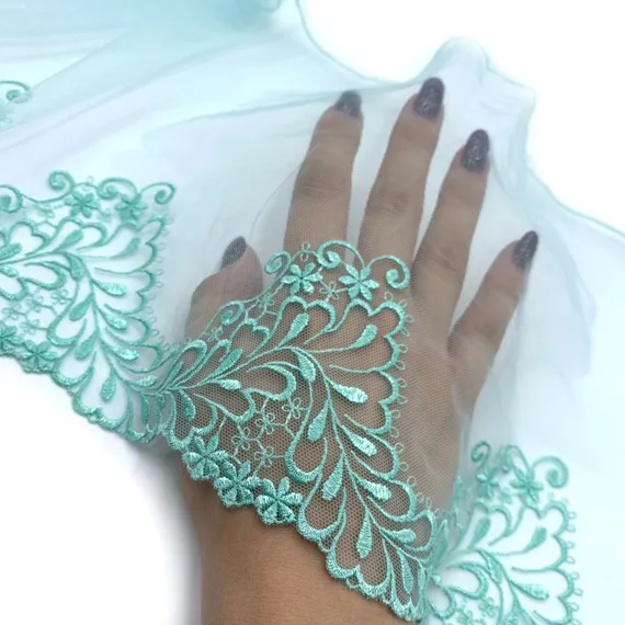 Вышивка на сетке ментол 20 см (левая)