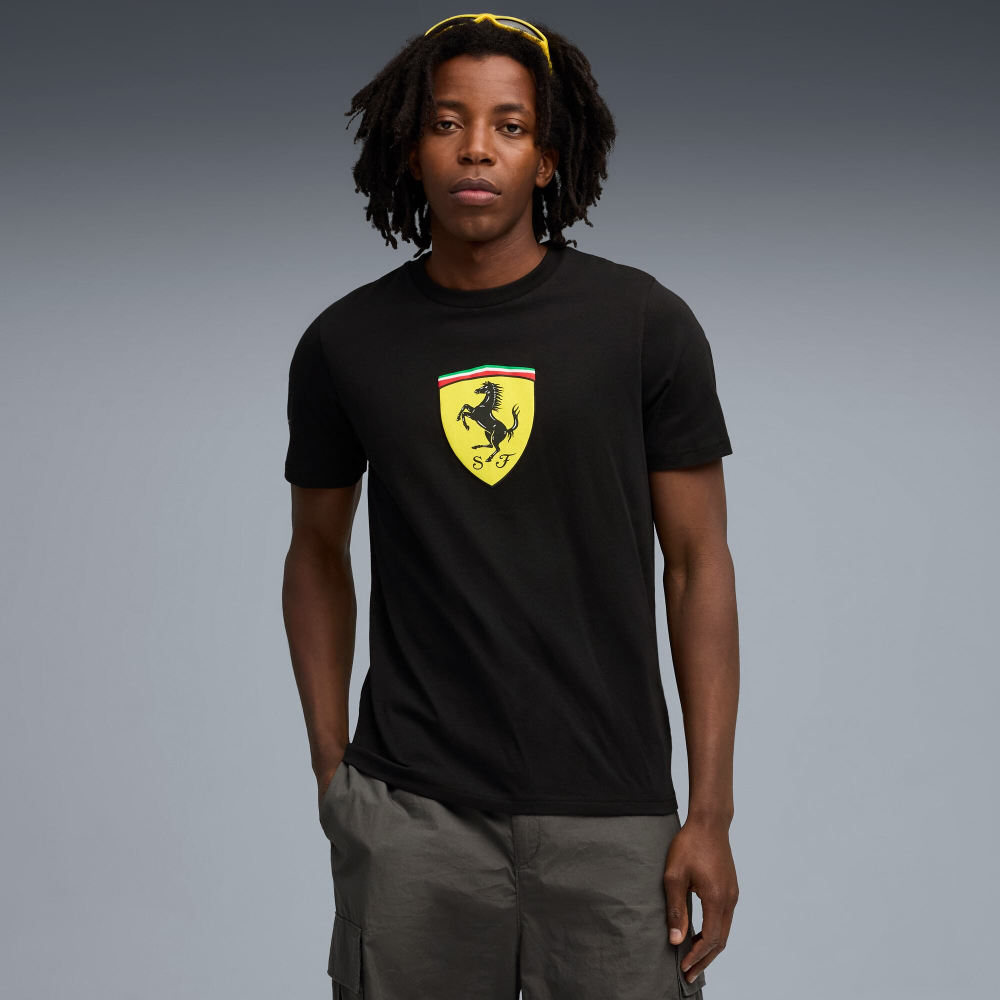 PUMA X SCUDERIA FERRARI МУЖСКАЯ ФУТБОЛКА SPORTSWEAR COLOURED SHIELD, ЧЕРНЫЙ