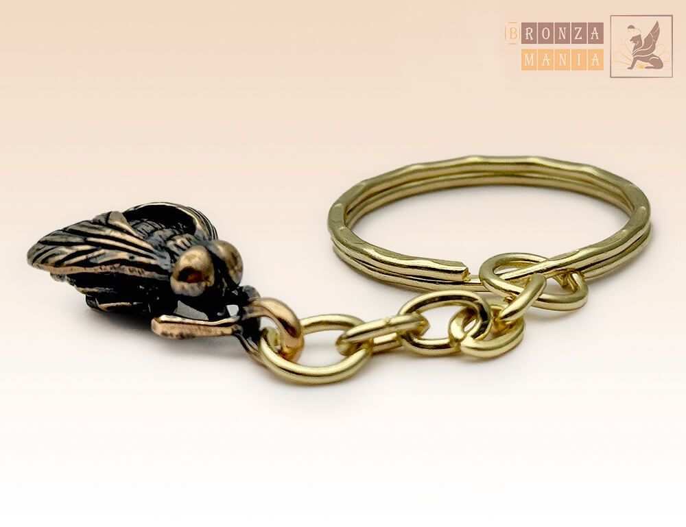 брелок Муха потирает лапки