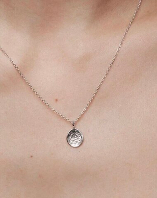 Медальон с отпечатком лепестка гортензии