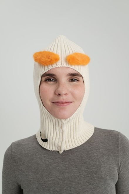 Молочная балаклава с оранжевыми бровями из меха норки