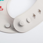 5385574 Нагрудник силиконовый, на кнопках, с карманом «Машинки», цвет серый