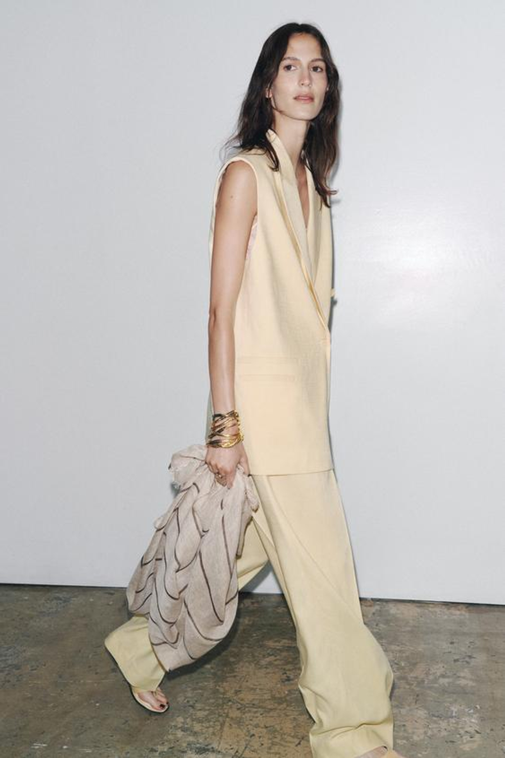 ZARA ШИРОКИЕ БРЮКИ С ЗАЩИПАМИ — ZW COLLECTION, ПАСТЕЛЬНО-ЖЕЛТЫЙ