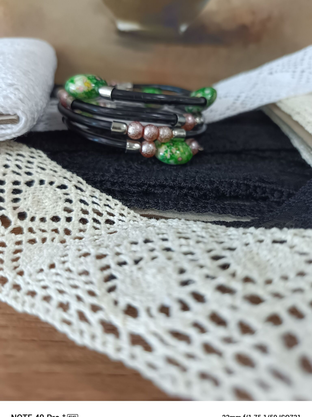 Нежный жемчужный браслет со стеклянным тюльпаном