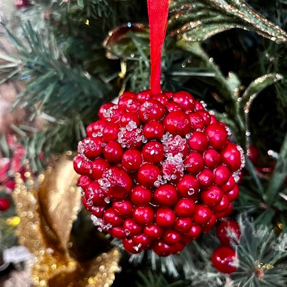 Шар красный из ягод