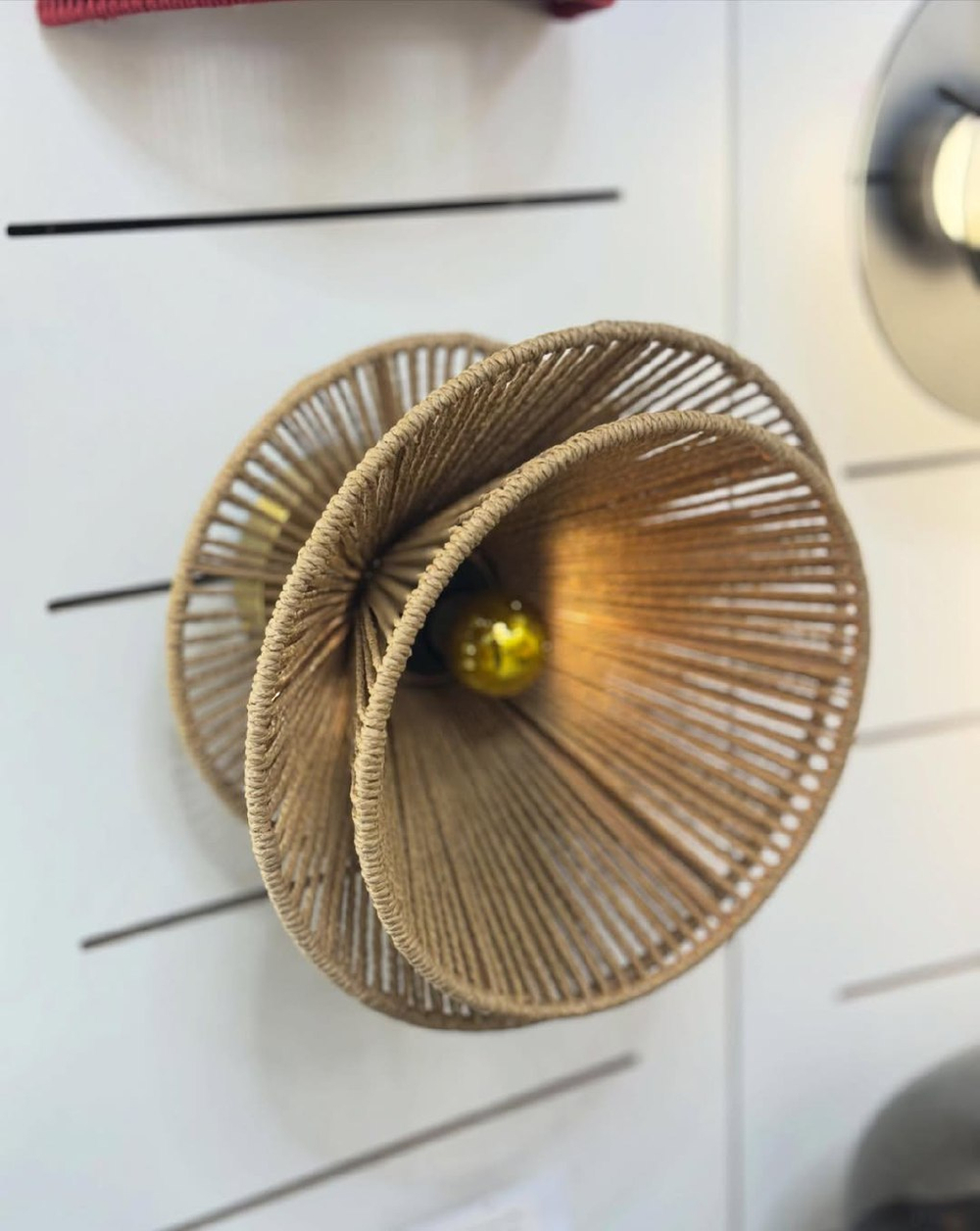 Настенное бра из ротанга — стильный плетёный светильник для вашего интерьера.