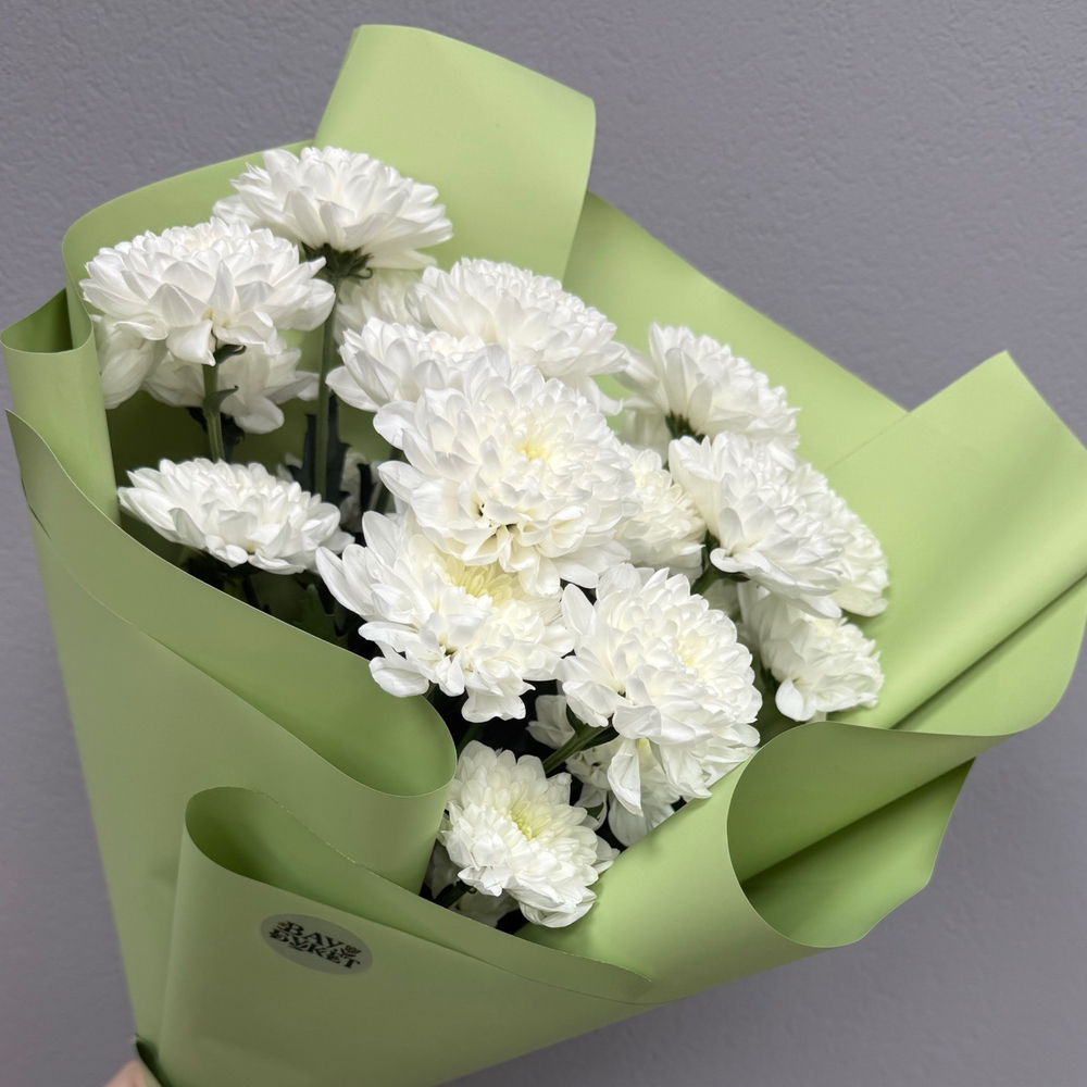 Букет из 3 белых кустовых хризантем