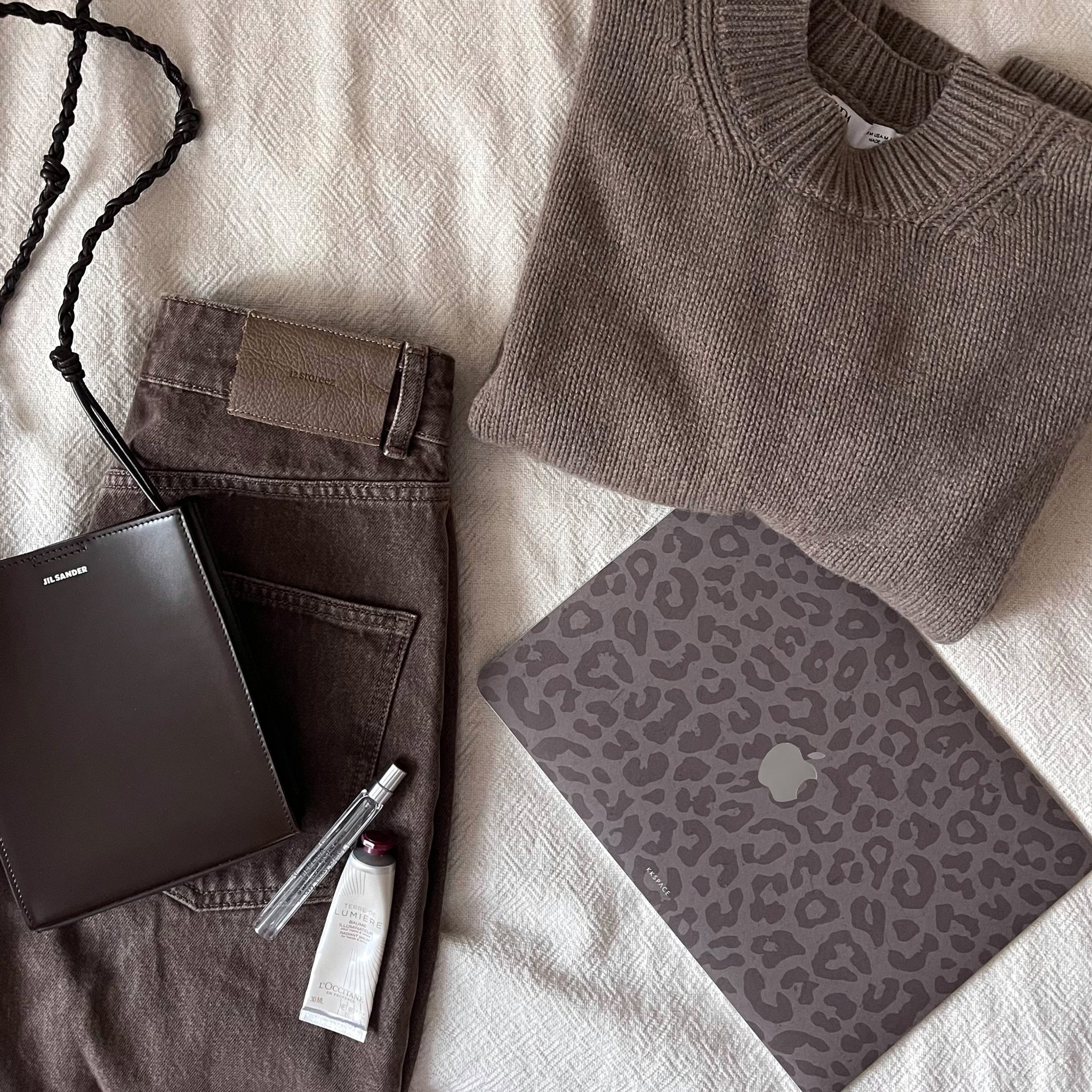 Виниловая наклейка COZY JUNGLE для MacBook