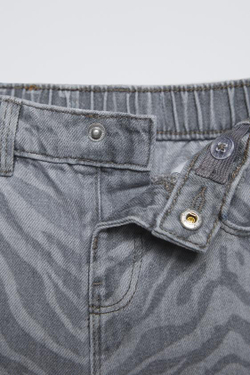 ZARA ДЖИНСЫ СВОБОДНОГО КРОЯ С АНИМАЛИСТИЧЕСКИМ ПРИНТОМ, СЕРЫЙ