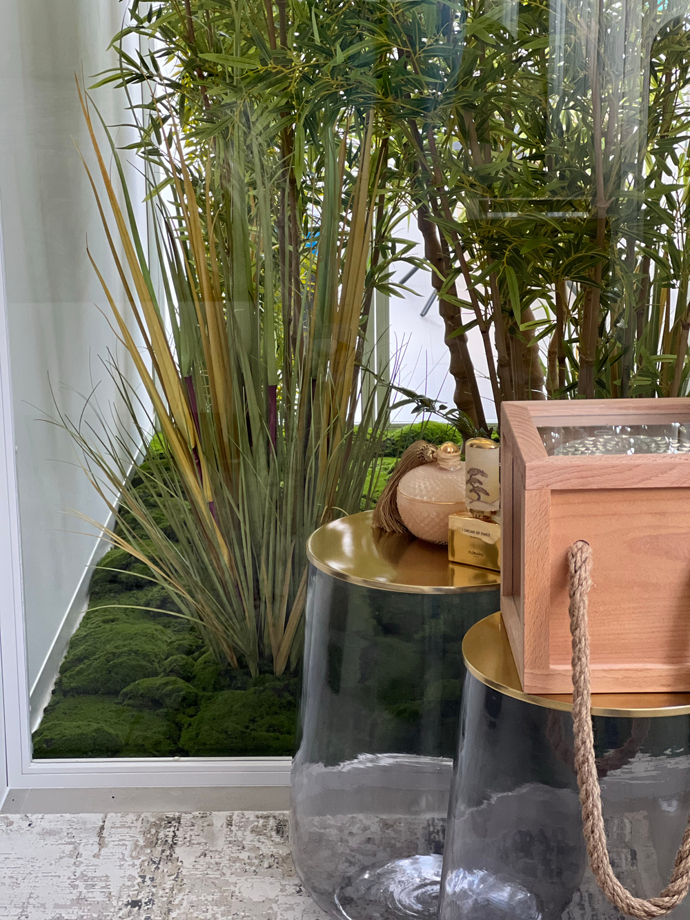 Озеленение искусственными растениями частного интерьера