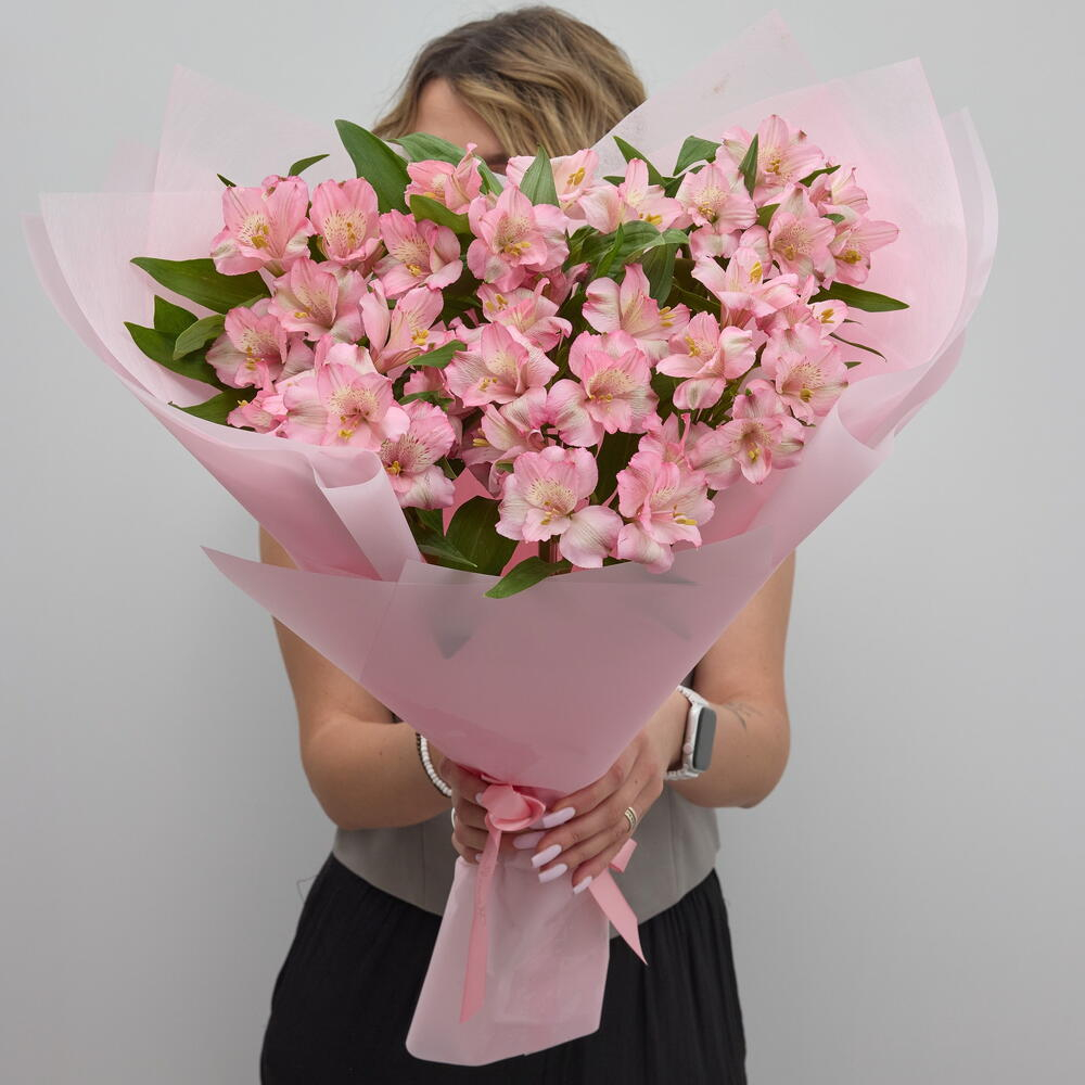 Маленький букет с альстромерией