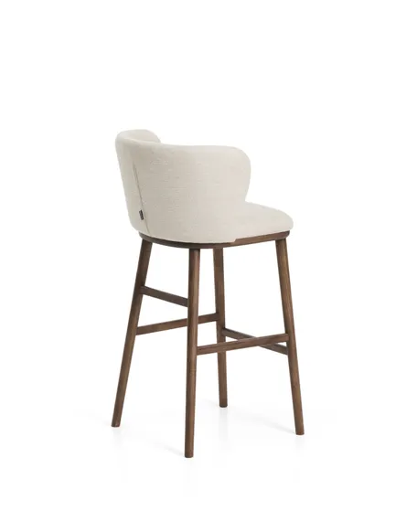 Барный стул Ciselia из бежевого шенилла с ножками из ясеня в отделке орех