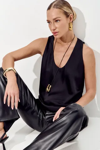 Майка из атласа с глубоким вырезом черного цвета