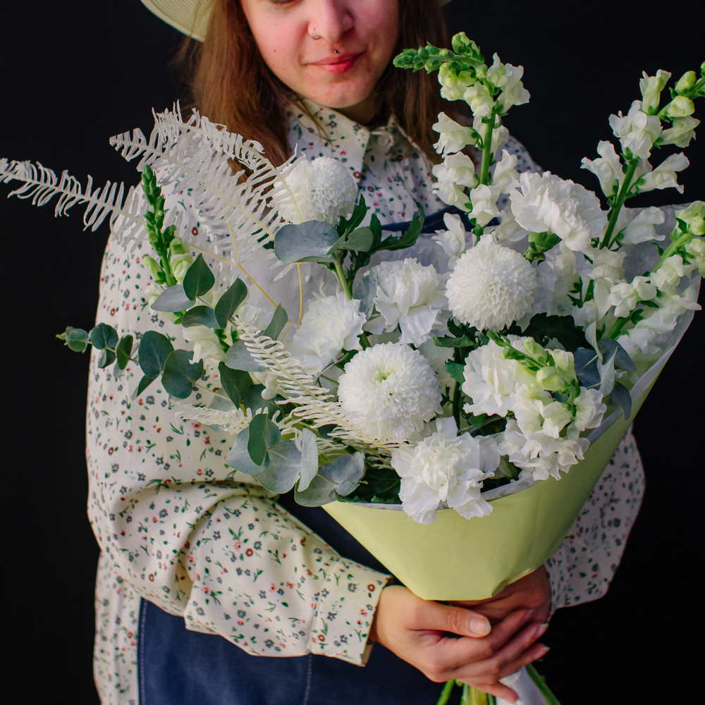 49. Стойкий белоснежный букет в современном стиле