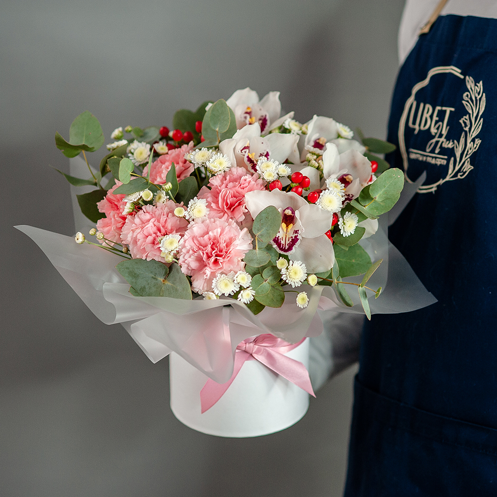 Белая орхидея с розовыми диантусами в шляпной коробке