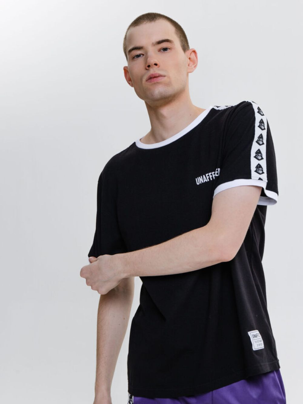 Футболка Unaffected с лампасами Черная