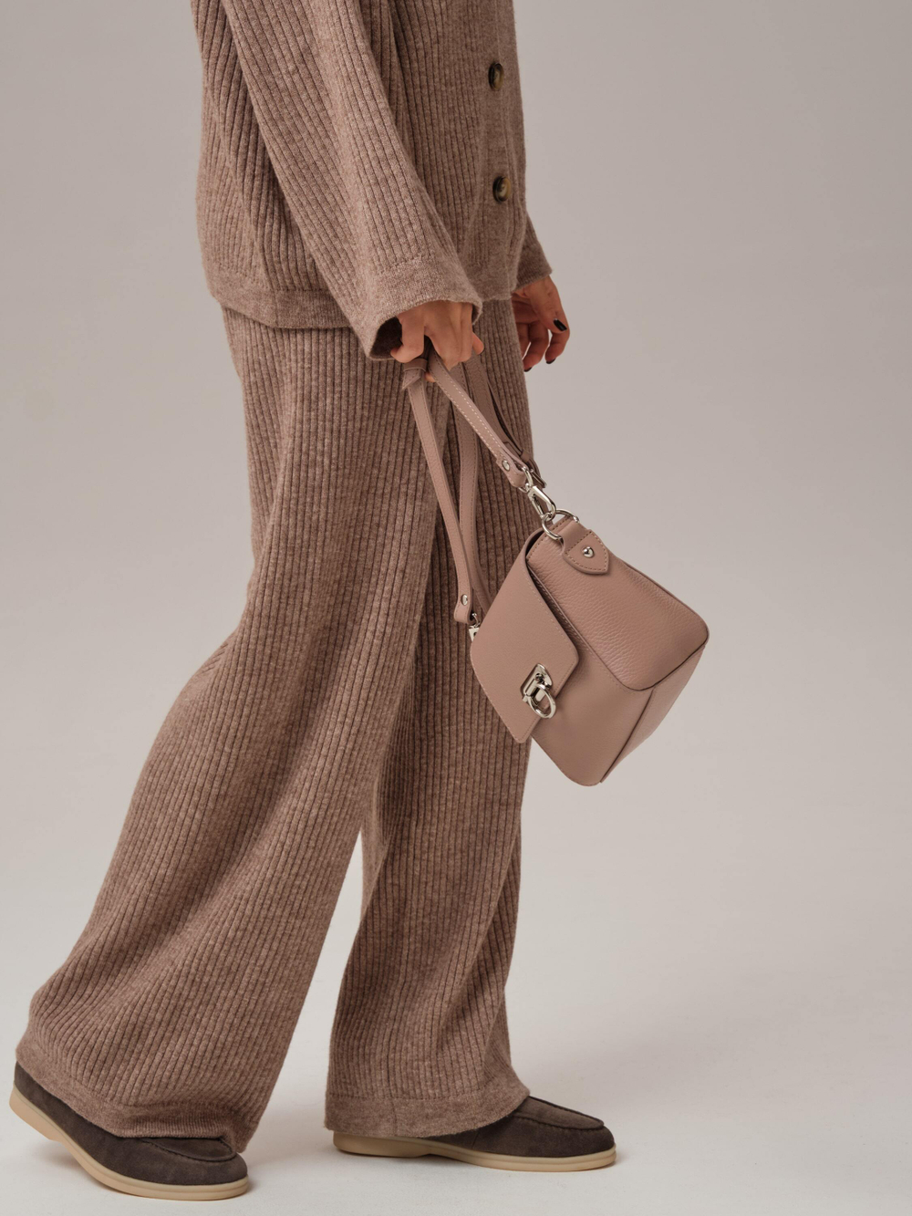 Сумка кожаная кросс-боди фруктовый мусс