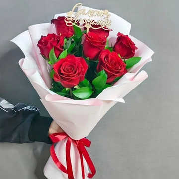 Букет из 7 красных роз сорта "Эксплорер" (Эквадор 60 см)