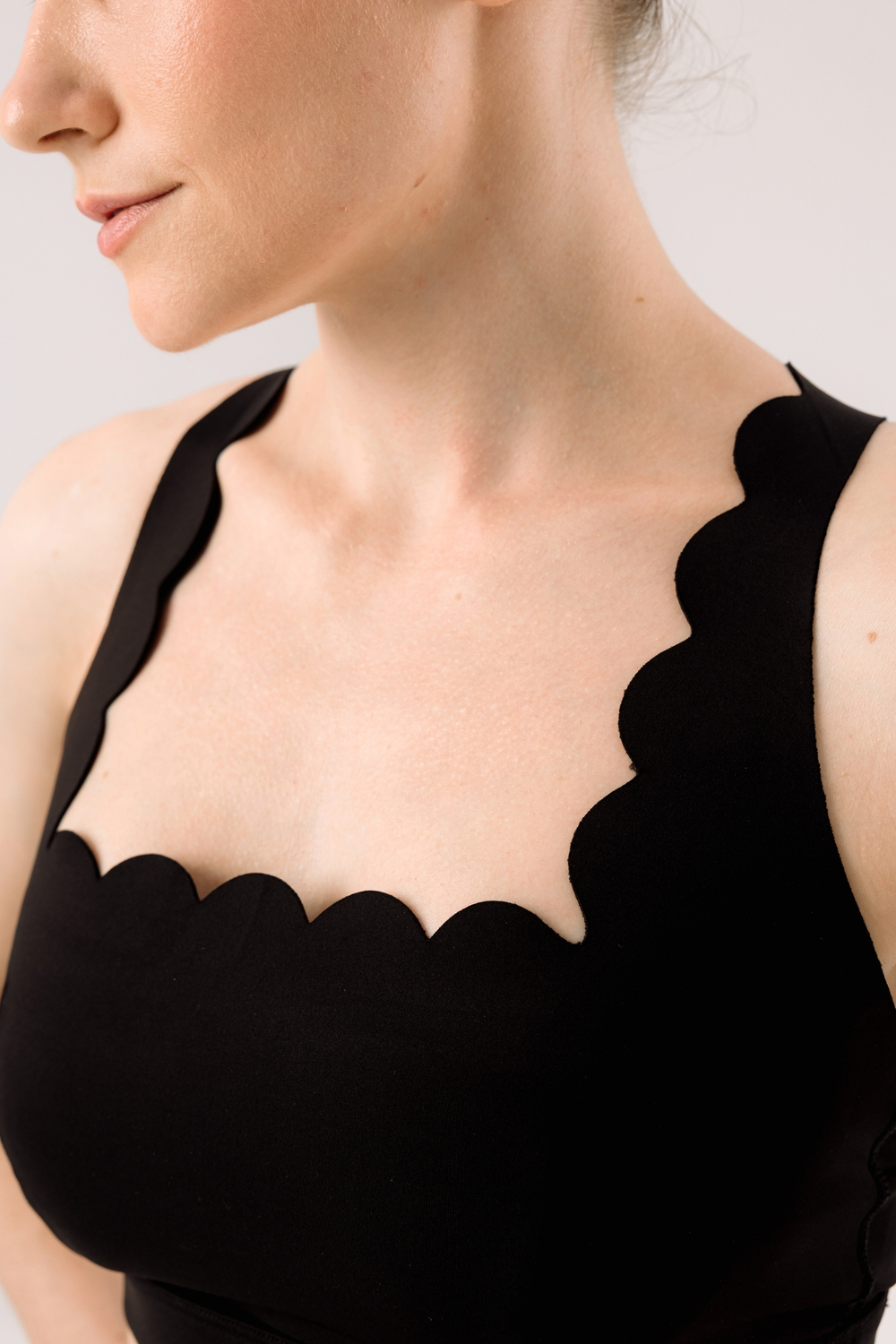 Топ с волнообразными краями с X-образными вырезом