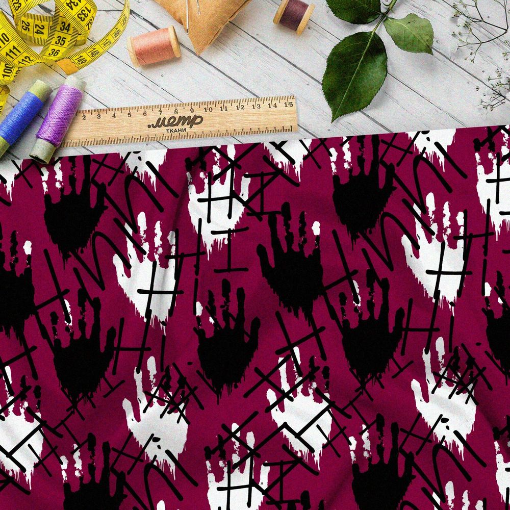 Ткань атлас белые и чёрные отпечатки ладоней на бордовом фоне