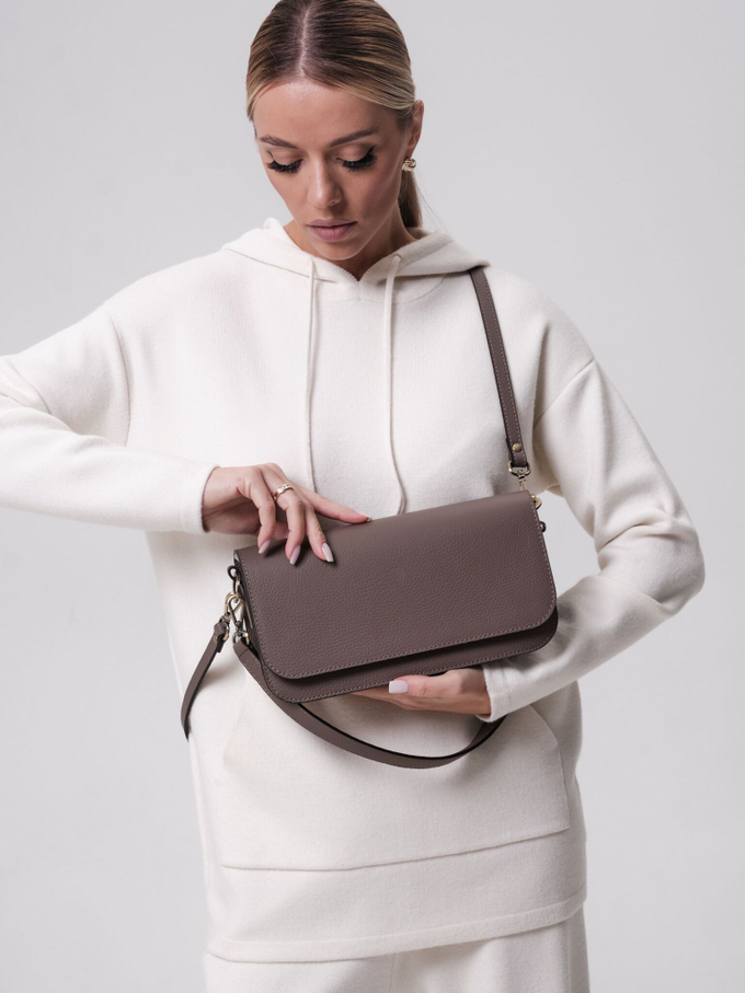 Сумка кожаная багет тауп