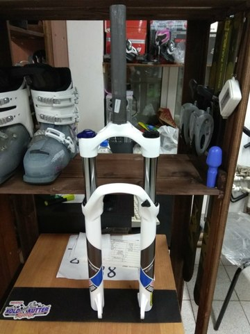 Вилка Rock Shox XC 30 TK снята с нового велосипеда 26"