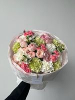 Букет из хризантемы, диантусов, оксипеталума, ранункулюсов и кустовых пионовидных роз