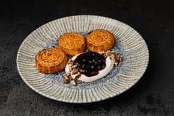 Сырники с конфи из черной смородины со сметаной